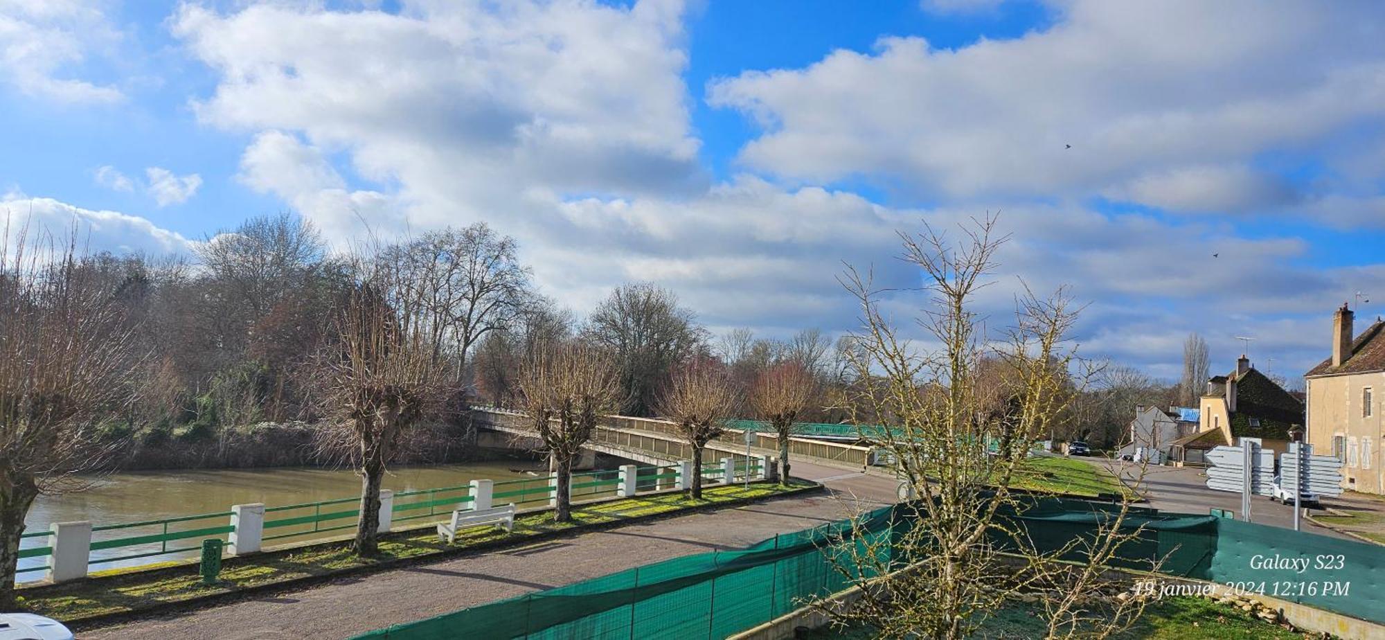 Pavillon Avec Jardin Clos Au Bord De L'Yonne Coulanges-sur-Yonne Exteriör bild